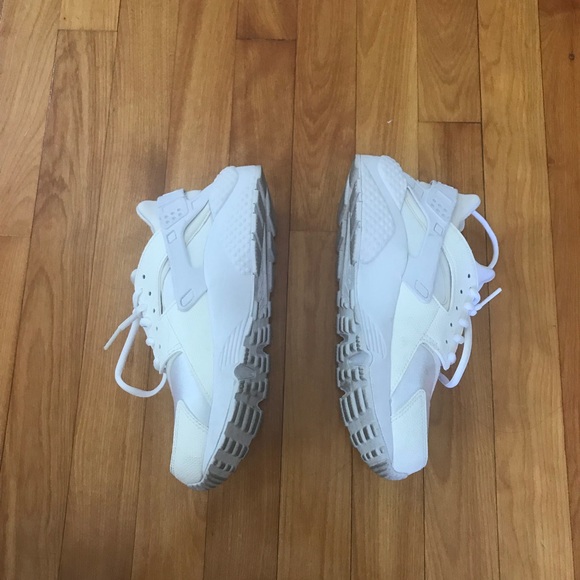 nike air huaraches white - Picture 3 of 5